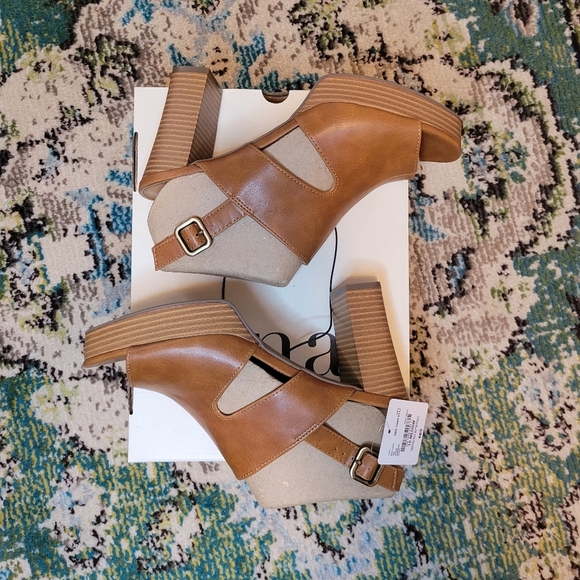 NIB‎ A.N.A Light Brown Strappy Platform Heels, Size 10M Office Wedding Guest - Picture 6 of 7